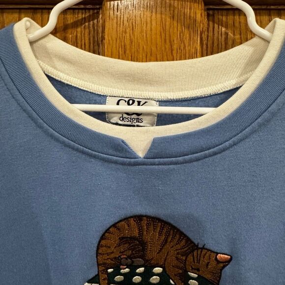 C&K 90s Layered Mock Neck Embroidered Sweatshirt. Cat & pillows theme. Size 1X - Picture 3 of 8